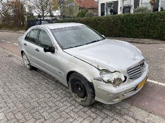 uszkodzony samochody osobowe Mercedes C-klasse 180 c 2004/11