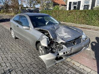 uszkodzony samochody osobowe Mercedes C-klasse Sportcoupe 180K 2004/9