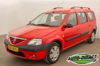 krockskadad bil auto Dacia Logan MCV 1.6 7 Pers. Laureate 2008/8