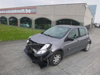 damaged passenger cars Renault Clio 20-TH ANNIVERSA 2011/1